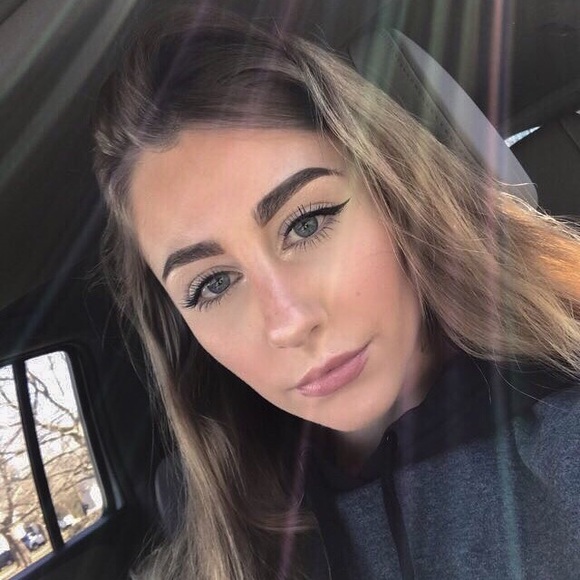 Profile Picture of Brooke Latchum (@brookelatchum) on Poshmark