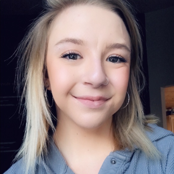 Profile Picture of Hope Degenhart (@hopedegenhart) on Poshmark