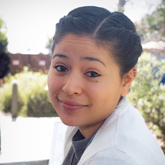 Profile Picture of Mirna Dahlen (@mirnadahlen) on Poshmark