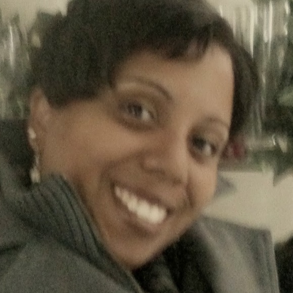 Profile Picture of Andree Long (@andreelong) on Poshmark