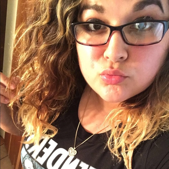 Profile Picture of Kiara Jimenez (@ladi3n0l0v3) on Poshmark