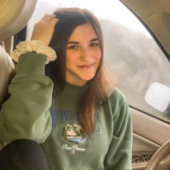 Profile Picture of Emily Mickelonis (@emickelonis) on Poshmark