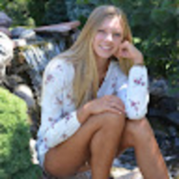 Profile Picture of Molly Plahn (@mplahn399) on Poshmark