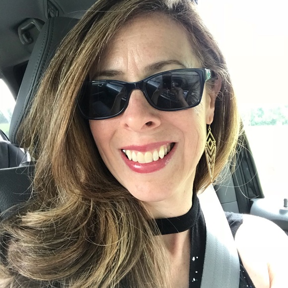 Profile Picture of Kim Hostetter (@adoringthreads) on Poshmark