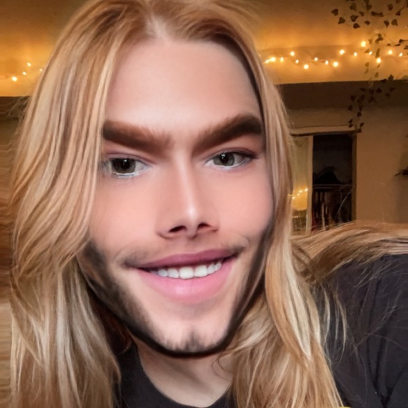 Profile Picture of Amy Gajewski (@amyg09) on Poshmark