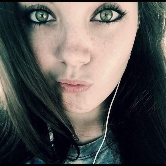 Profile Picture of Michelle Jonelis (@michelleclaudia) on Poshmark