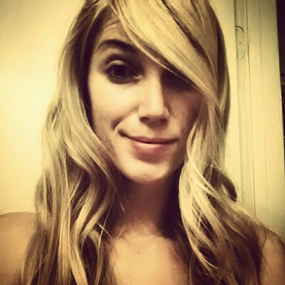 Profile Picture of Kristin Rusoff (@aurorawldflower) on Poshmark