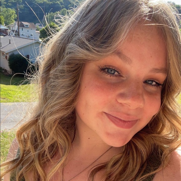 Profile Picture of Maren Stayer (@marenstayer9) on Poshmark