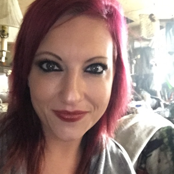 Profile Picture of Stephanie Tichnell (@sexqueen33) on Poshmark