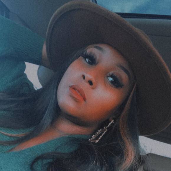 Profile Picture of L'vasia Stickysweets (@vaygas1018) on Poshmark