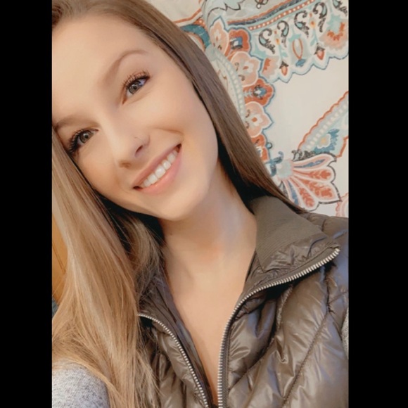 Profile Picture of Jordyn Bennett (@jordynb207) on Poshmark