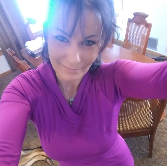 Profile Picture of Shannon Irving (@shannonirving19) on Poshmark