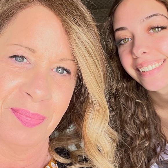 Profile Picture of Deborah Rodrigues (@deborahrodri808) on Poshmark