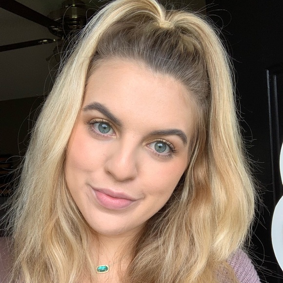 Profile Picture of Haley Glenn (@haglenn13) on Poshmark