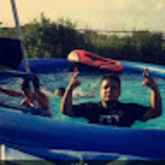 Profile Picture of Felix Zapata (@felix2090z) on Poshmark