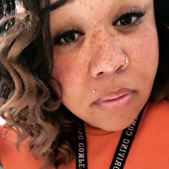 Profile Picture of Ashley Botts (@freckles_87) on Poshmark