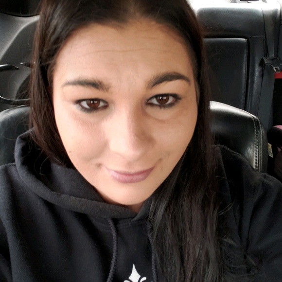 Profile Picture of Kelli Witt (@mrsreeves1) on Poshmark