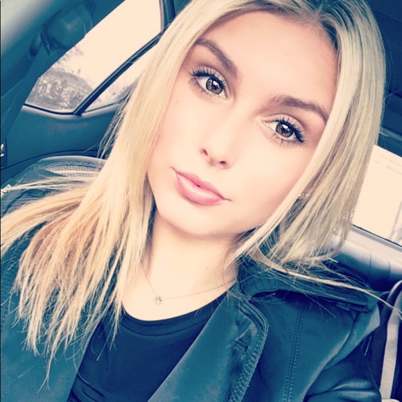 Profile Picture of Kendall Amelio (@kendall2414) on Poshmark