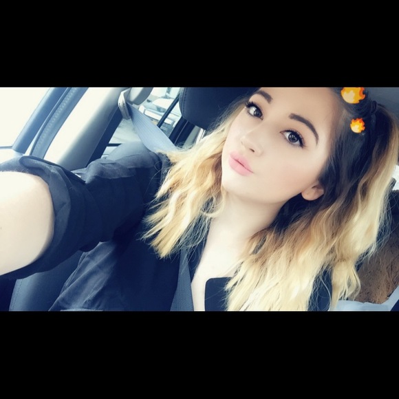 Danielle Kellerhouse - Poshmark Profile Picture of Danielle Kellerhouse (@danikellerhouse) on Poshmark