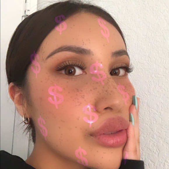 Profile Picture of Mariana Morones (@philthymarz) on Poshmark