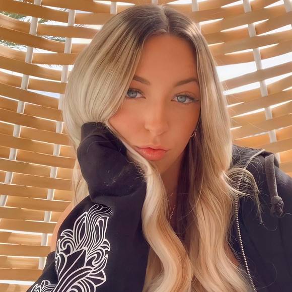 Profile Picture of Andrea Leigh (@andrea13216554) on Poshmark