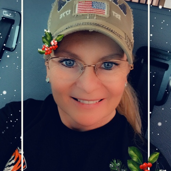 Profile Picture of Kim Self (@kimself090866) on Poshmark