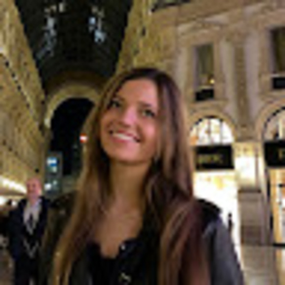 Profile Picture of Amelie Roux (@amelie_roux) on Poshmark