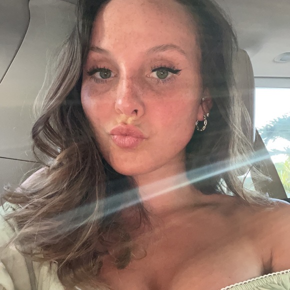 Profile Picture of Kathryn Moxley (@kathrynpawluk99) on Poshmark