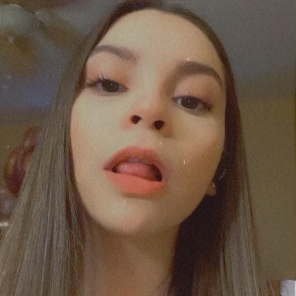 Profile Picture of Giselle Perez (@giselle_160) on Poshmark