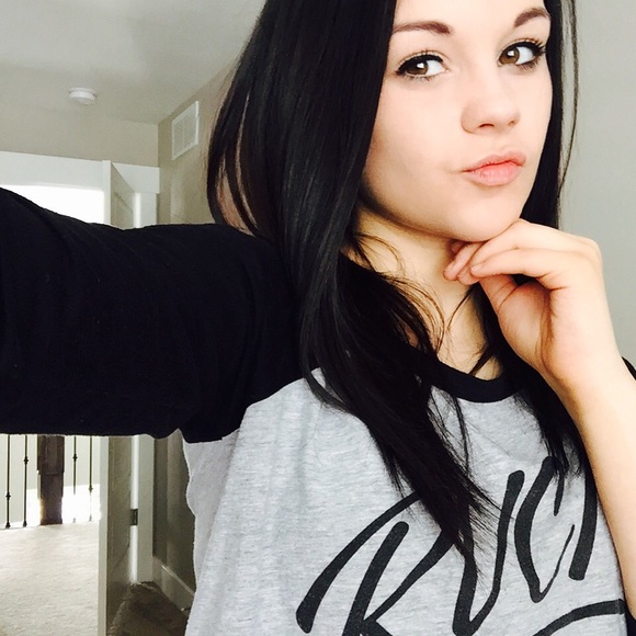 Profile Picture of Taycee Jardine (@tayceejardine) on Poshmark