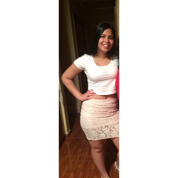 Profile Picture of Pilar Perez (@pilar031597) on Poshmark
