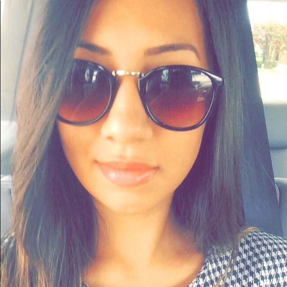 Profile Picture of Esa R (@esar) on Poshmark