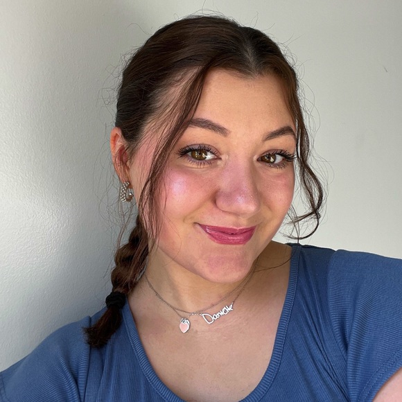 Profile Picture of Marissa Schmidt (@marissaschmi562) on Poshmark