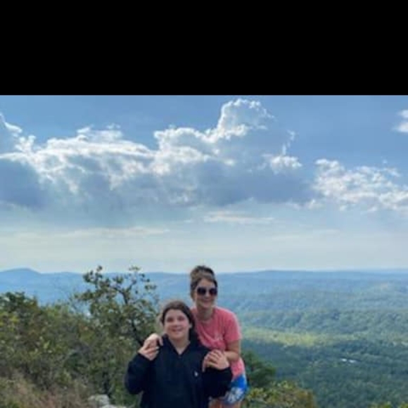 Profile Picture of Amber Hayes (@amberhayes534) on Poshmark