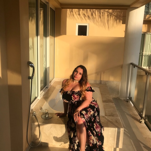 Profile Picture of Kailey Parry (@kaileyparry_) on Poshmark