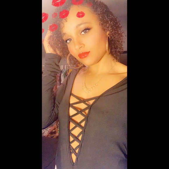 Profile Picture of Taviana Woods (@tavianawoods) on Poshmark