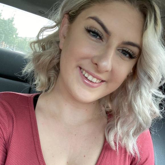 Briana Jeanette - Poshmark Profile Picture of Briana Jeanette (@briananiswonger) on Poshmark