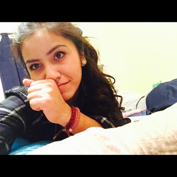 Profile Picture of Sarina Jaramillo (@sarinaj20) on Poshmark