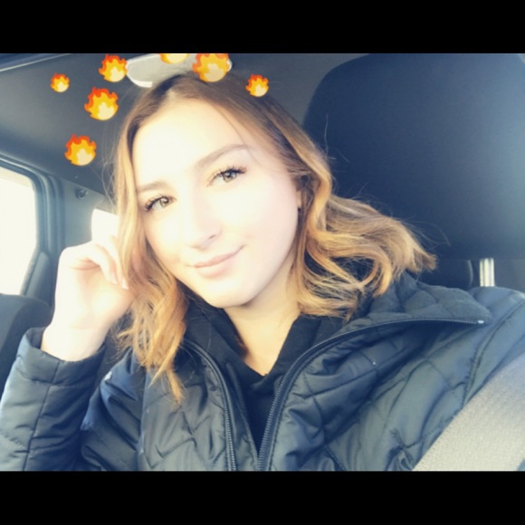 Profile Picture of Lindsay Rushlow (@lindss99) on Poshmark