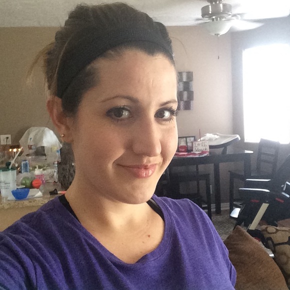 Profile Picture of Amanda Snively (@mandas9) on Poshmark