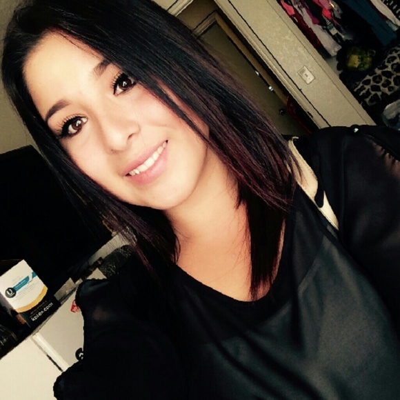 Profile Picture of Cristal Perez (@perez_5) on Poshmark