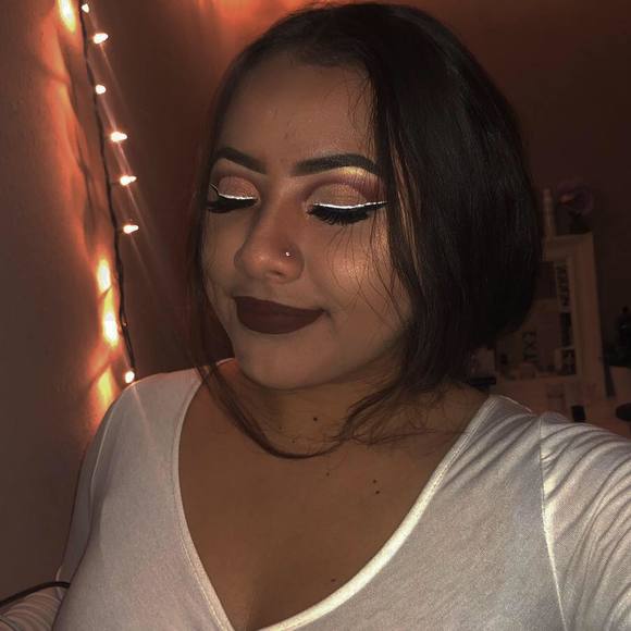 Profile Picture of Bianca Velez (@queen18219) on Poshmark