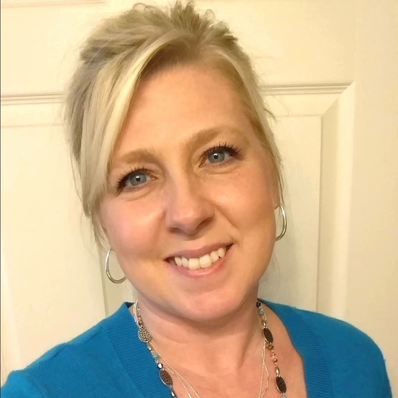 Profile Picture of Robin Mcclain (@lookseeboutique) on Poshmark