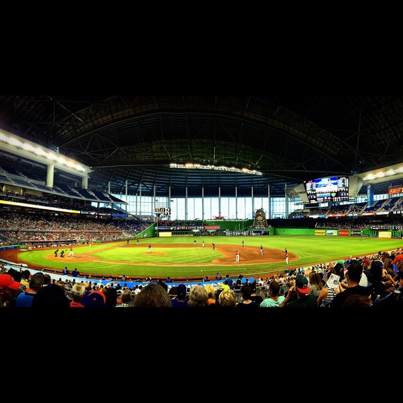 Profile Picture of Alex Lafuente (@alexlaf) on Poshmark