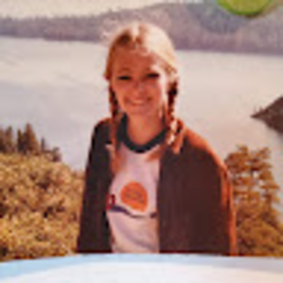 Profile Picture of Laura Harelson (@lkharelson) on Poshmark