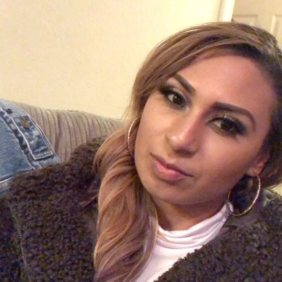 Profile Picture of Lorena Zarate (@lorenazarate207) on Poshmark