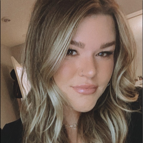 Profile Picture of Roxy Dowson (@roxydowson123) on Poshmark