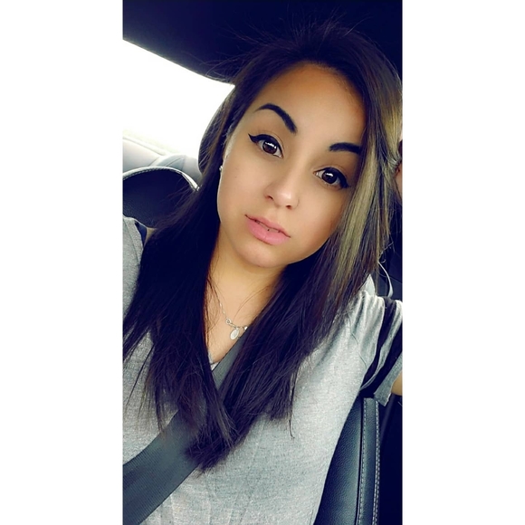 Profile Picture of Isabel Walker (@isyxbell0118) on Poshmark