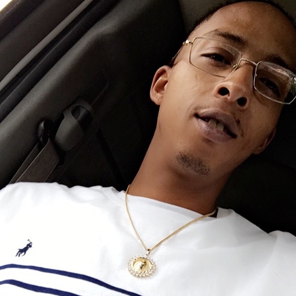 Profile Picture of Damian Wallace (@deshane94) on Poshmark