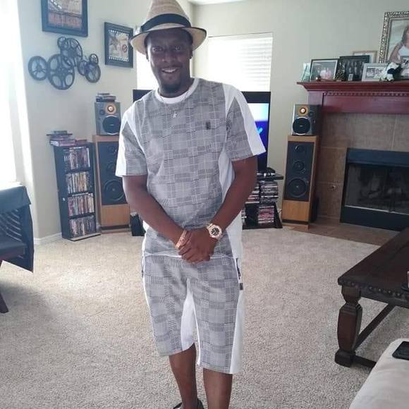 Profile Picture of Derrick Robertson (@derrickrober996) on Poshmark